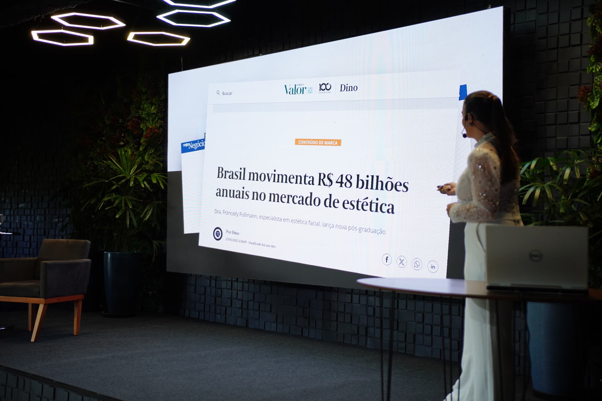 Maysa Mariano apresentando dados do mercado de estética no palco da formação